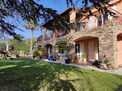 Maison - 298 m² - 9 pièces