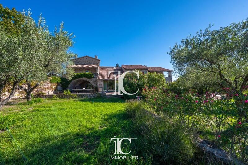 Maison - 286 m² - 9 pièces