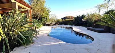 Maison traditionnelle - 241 m² - 6 pièces