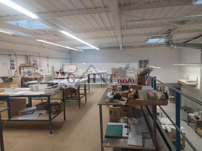 Entrepôt - 610 m²