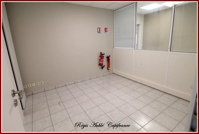 Entrepôt - 866 m² - 12 pièces