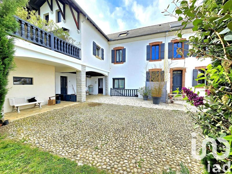 Maison - 382 m² - 9 pièces