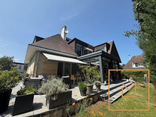 Maison traditionnelle - 270 m² - 8 pièces