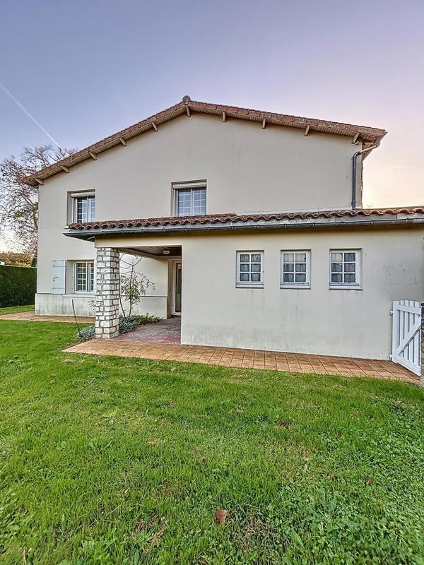 Maison - 212 m² - 7 pièces