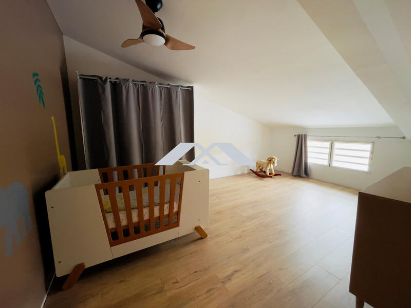 Maison - 230 m² - 7 pièces