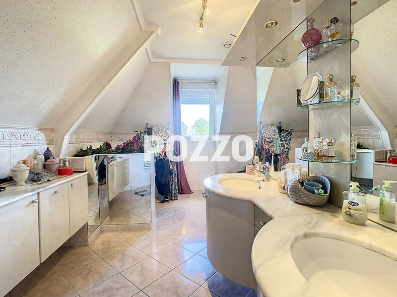 Maison - 244 m² - 8 pièces