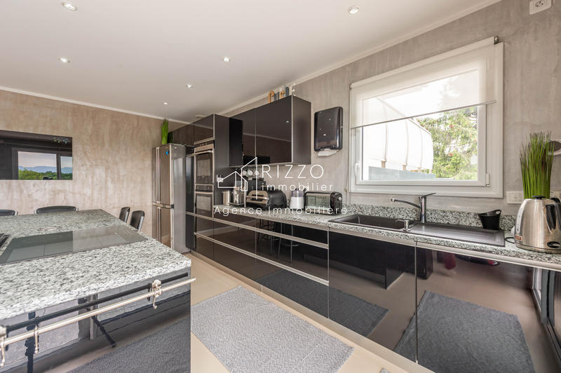 Maison - 242 m² - 8 pièces