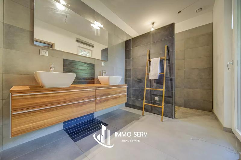 Maison - 229 m² - 7 pièces