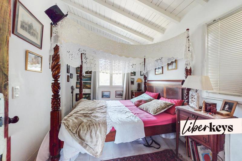 Maison - 330 m² - 6 pièces