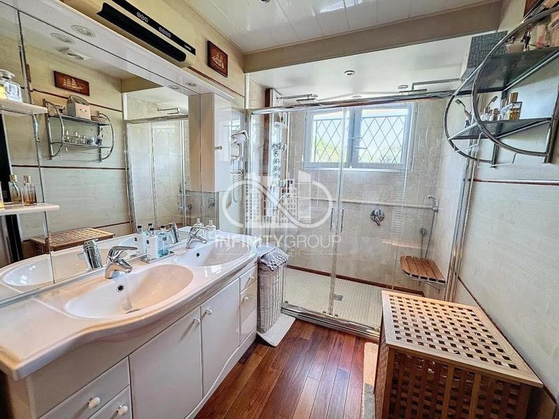 Villa - 275 m² - 9 pièces