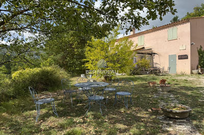 Propriété - 202 m² - 7 pièces