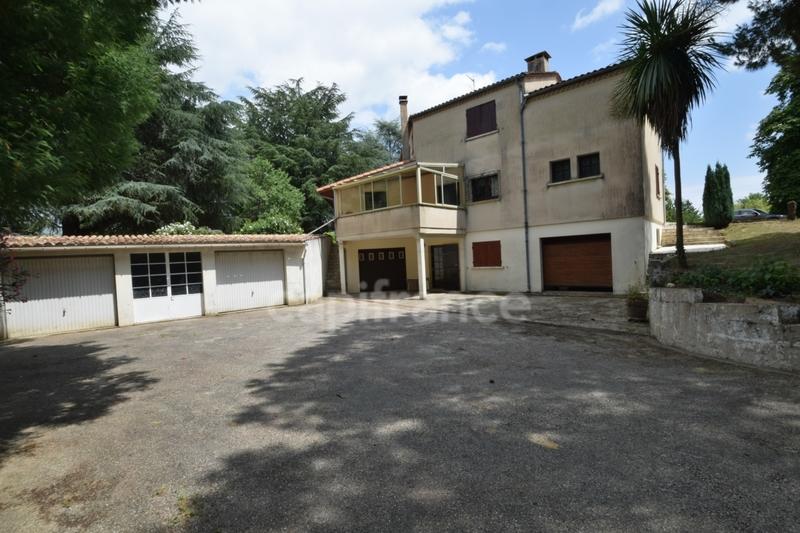 Maison - 235 m² - 8 pièces