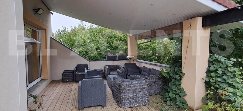 Maison - 239 m² - 10 pièces