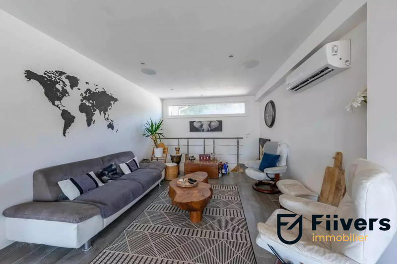 Maison - 239 m² - 8 pièces