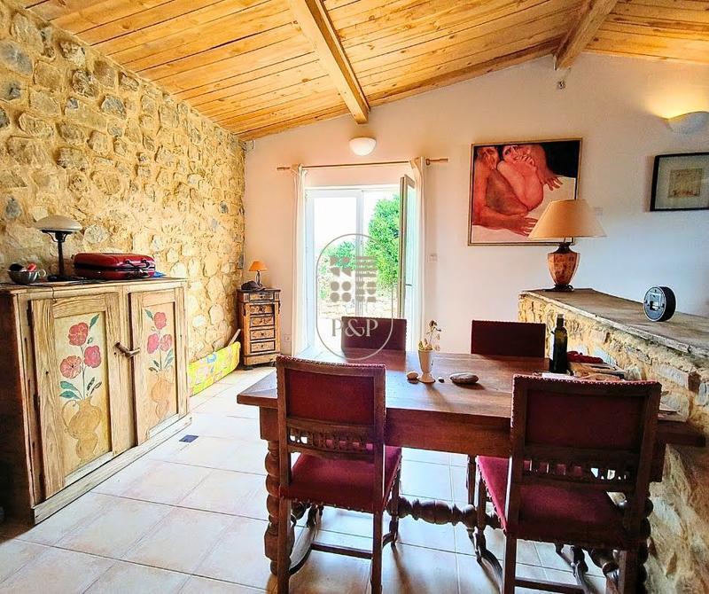 Mas - 250 m² - 11 pièces