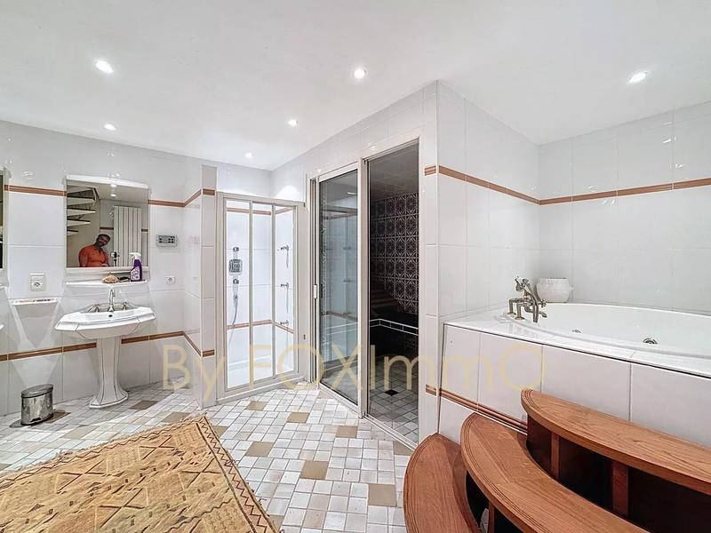 Villa - 372 m² - 9 pièces