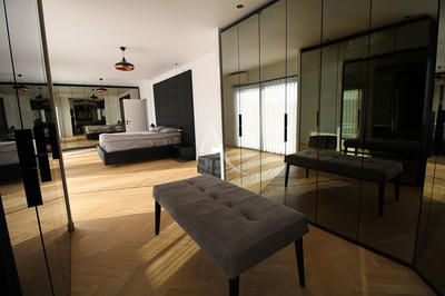 Maison - 330 m² - 11 pièces