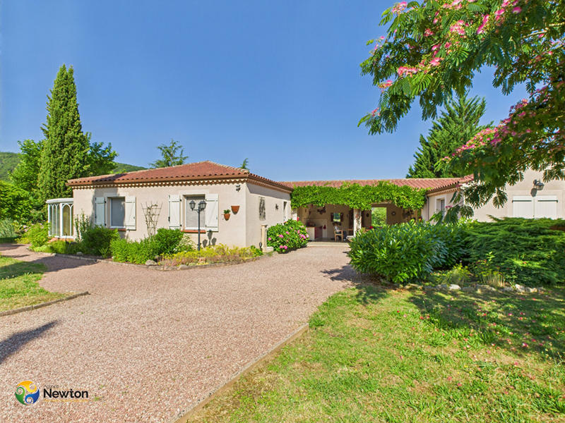 Maison - 260 m² - 9 pièces