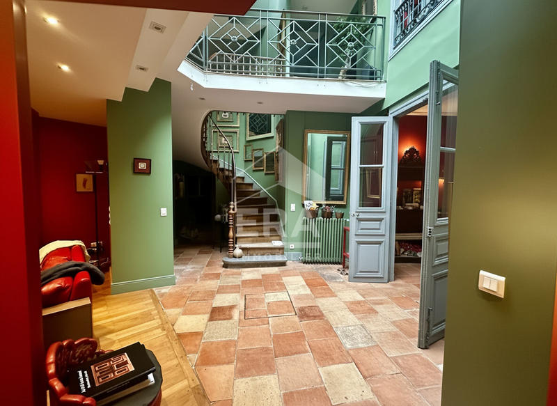 Maison - 230 m² - 6 pièces