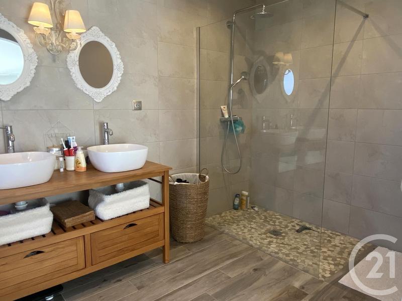 Maison - 242 m² - 8 pièces