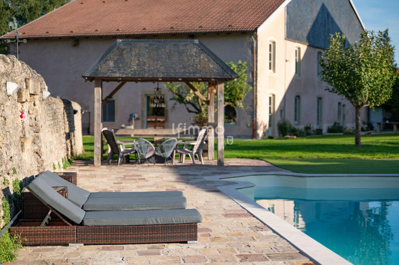 Propriété - 689 m² - 10 pièces