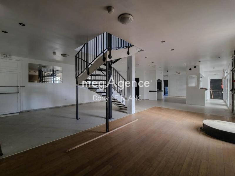 Local commercial - 200 m² - 6 pièces
