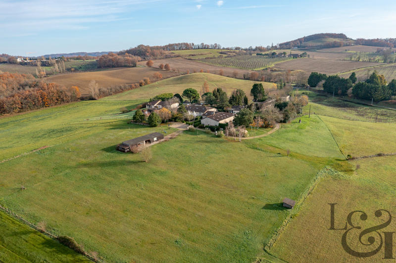 Maison - 1 600 m² - 40 pièces