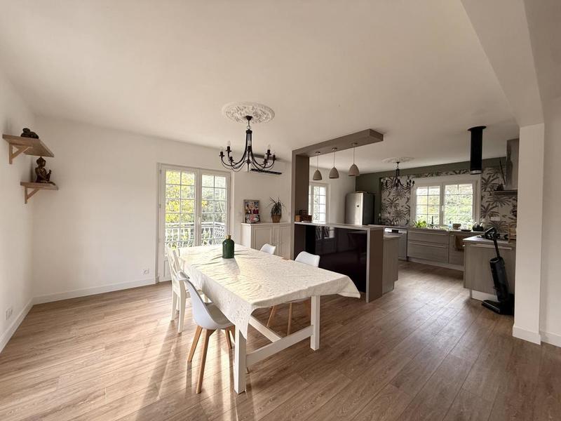 Maison - 181 m² - 8 pièces