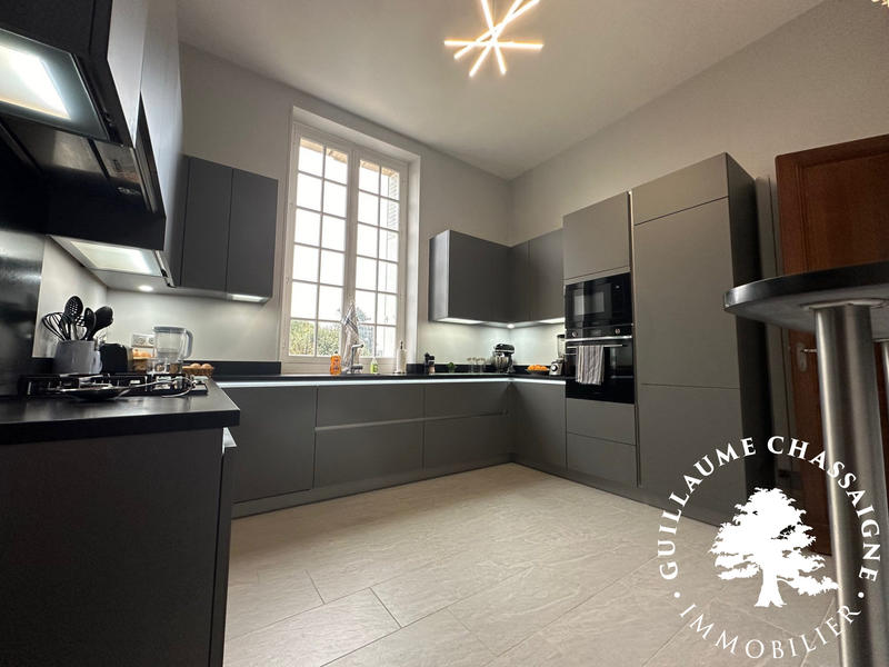 Maison traditionnelle - 290 m² - 8 pièces