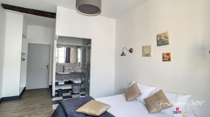 Maison - 330 m² - 9 pièces