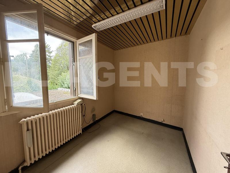 Maison traditionnelle - 241 m² - 9 pièces