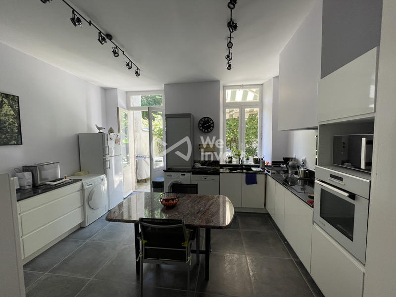 Maison - 331 m² - 9 pièces