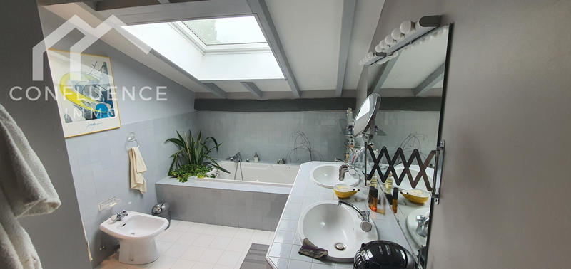 Maison - 270 m² - 9 pièces