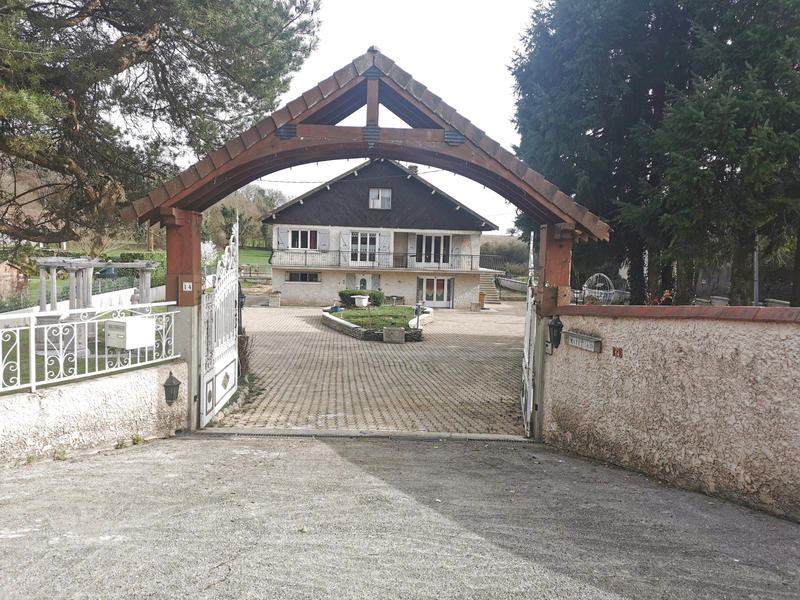 Maison - 225 m² - 9 pièces