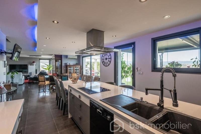 Maison traditionnelle - 260 m² - 8 pièces