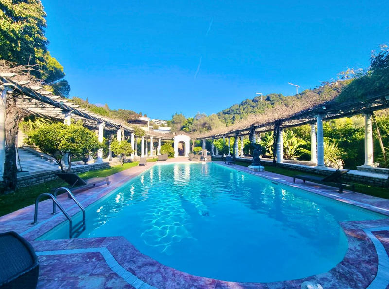 Maison - 1 000 m² - 9 pièces