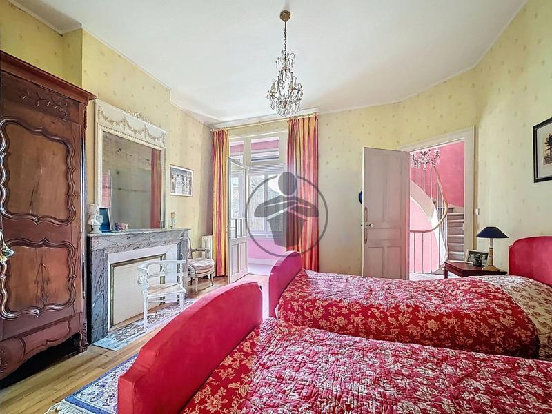 Maison - 250 m² - 9 pièces