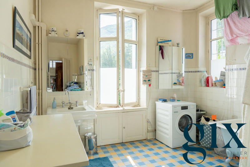 Maison - 266 m² - 8 pièces