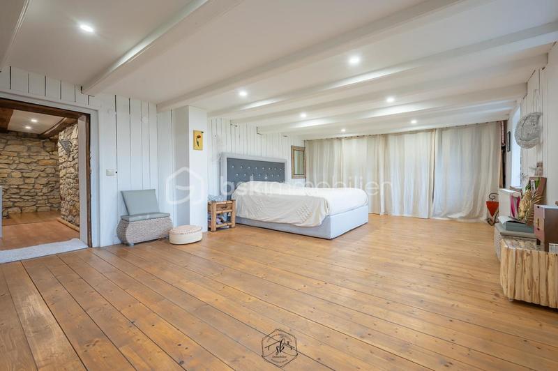 Maison - 238 m² - 8 pièces