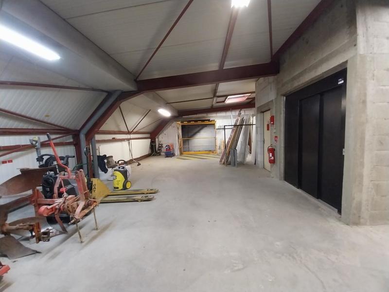 Divers - 1 051 m² - 15 pièces