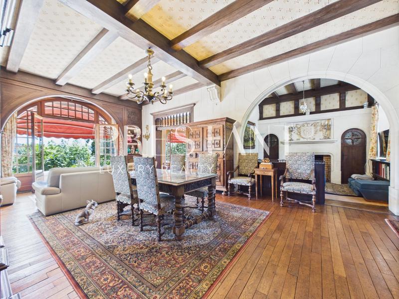 Maison - 470 m² - 15 pièces