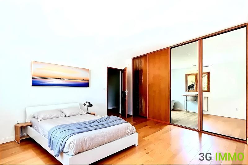 Maison - 230 m² - 10 pièces