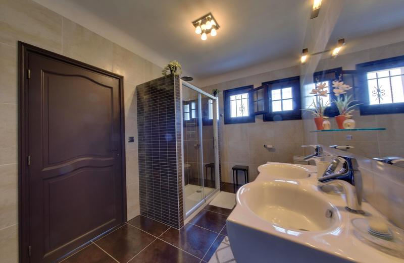 Propriété - 244 m² - 7 pièces