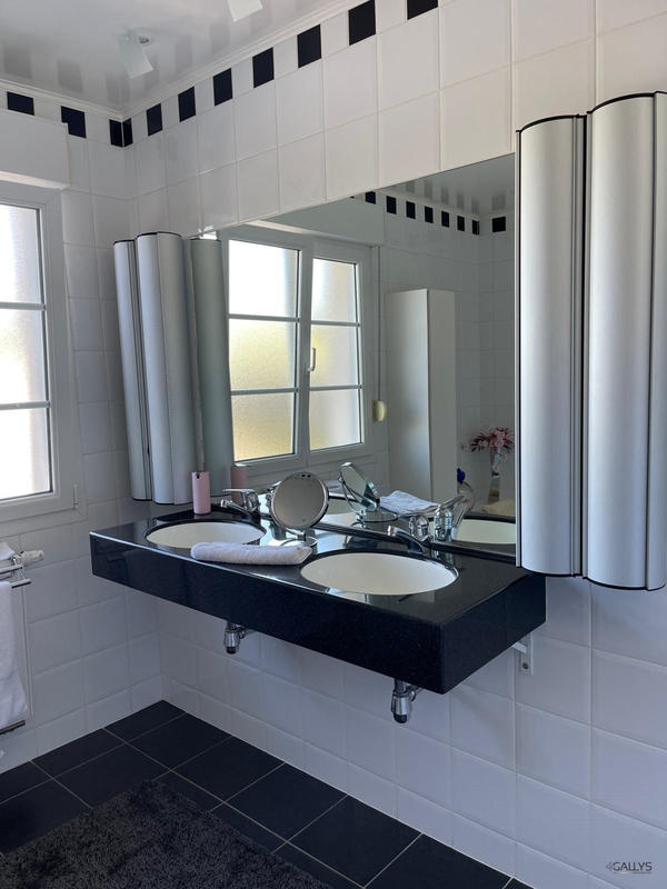 Maison - 219 m² - 5 pièces