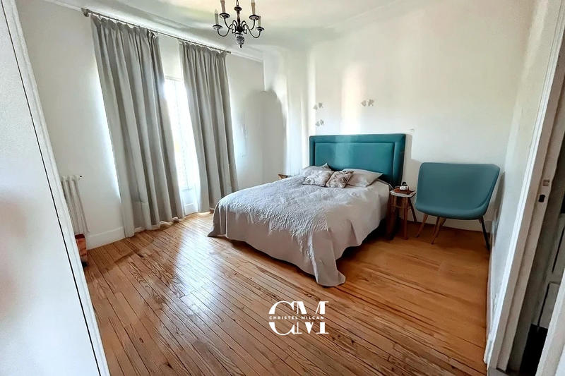 Maison - 240 m² - 8 pièces