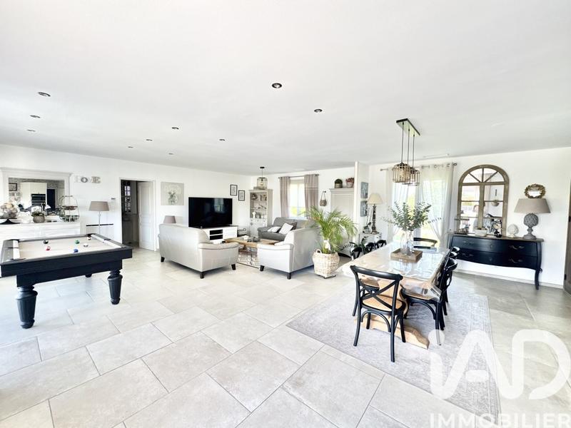 Maison - 241 m² - 8 pièces