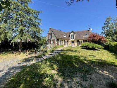 Maison - 240 m² - 8 pièces
