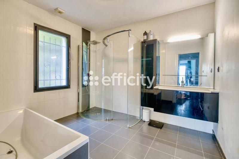Maison - 246 m² - 7 pièces