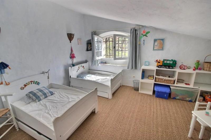 Maison - 240 m² - 7 pièces