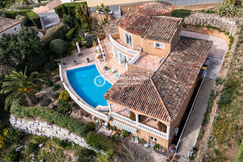 Maison - 250 m² - 5 pièces